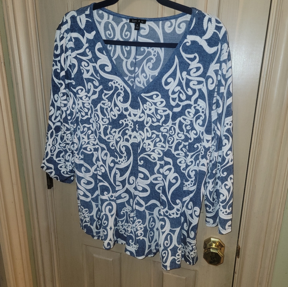 Misses Sz XL Sami & Jo Blue And White Embossed Scroll Design Shirt V-neck